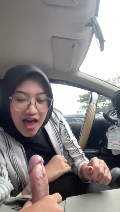 Bokep ABG Hijab Cantik Sepong Pacar Dimobil